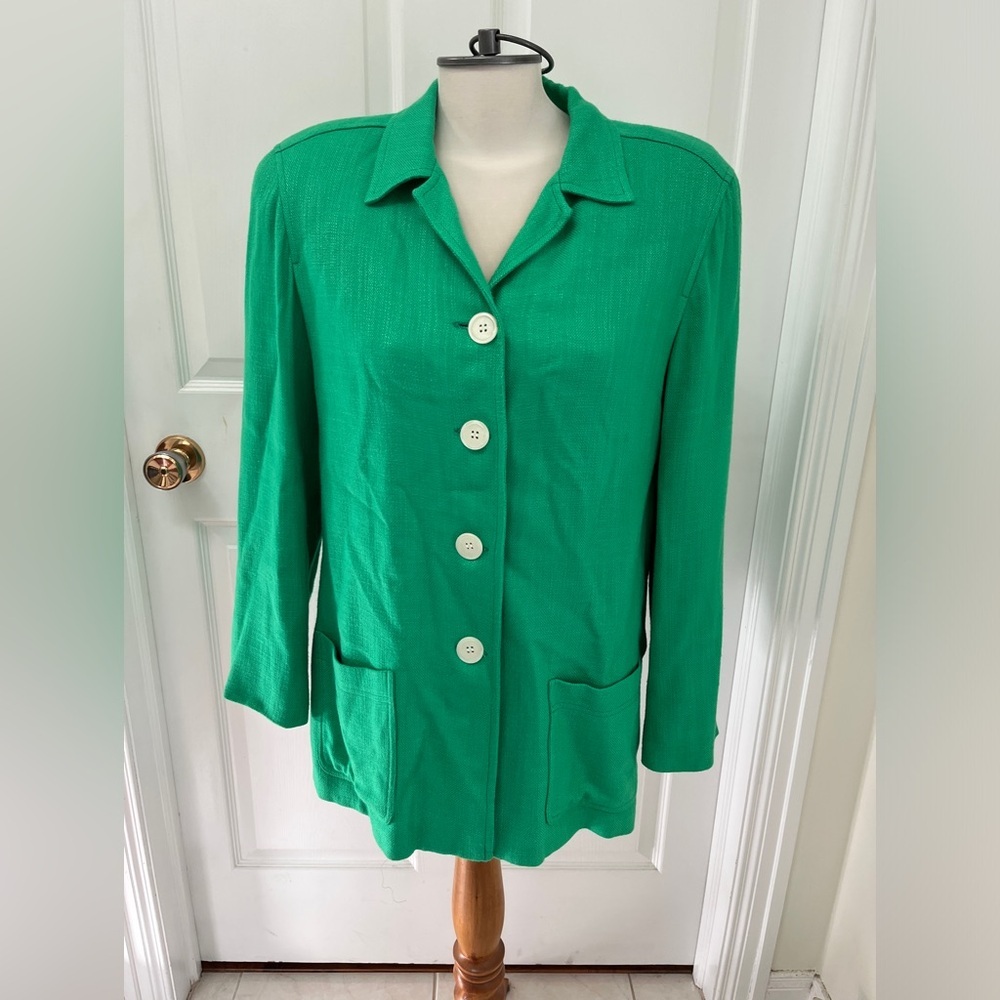 Susan Bristol Vintage green blazer
size 6 lined 2 pockets & 4 gold  buttons